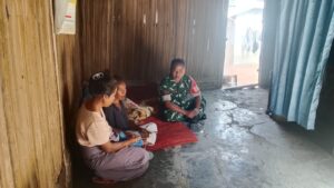 Jalin Kedekatan TNI-Rakyat, Babinsa Jenguk Warga Sambil Berbagi Pesan Kesehatan