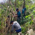 Yonarmed 12 Kostrad Hadir di Tengah Masyarakat, Bantu Pembuatan Pagar Kebun Warga