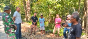 Monitoring & Komsos, Babinsa Tekankan Pentingnya Kekompakan Merawat Lingkungan Hidup