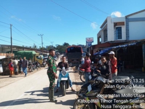 Piket Koramil Mollo Utara Turun ke Pasar Kapan, Ciptakan Rasa Aman dan Tingkatkan Kewaspadaan Masyarakat