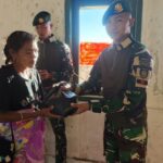Satgas Pamtas Yonarhanud 2 Kostrad Hadir Di Masyarakat, Beri Bantuan Sembako