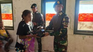 Satgas Pamtas Yonarhanud 2 Kostrad Hadir Di Masyarakat, Beri Bantuan Sembako