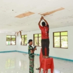Anggota TNI AD Gotong Royong Rehab Gereja Imanuel Demi Kenyamanan Jemaat