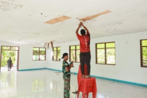 Anggota TNI AD Gotong Royong Rehab Gereja Imanuel Demi Kenyamanan Jemaat