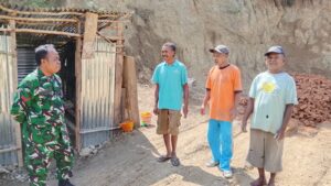 Komsos di Desa Lokomea, Babinsa Ajak Masyarakat Waspada Agar Terhindar dari Hal Tak Diinginkan