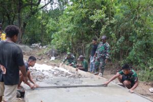 Kodim 1622/Alor Wujudkan Kemanunggalan TNI-Rakyat Lewat Pembangunan Rabat Jalan
