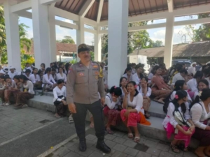 *Ciptakan Situasi Aman Kondusif, Bhabinkamtibmas Desa Singakerta Atensi Kelulusan Siswa SMP