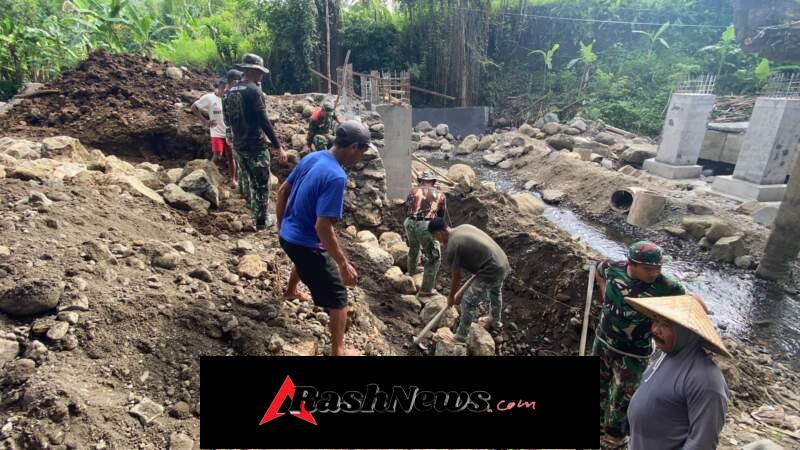 Anggota Kodim 1623/Karangasem Fokus Perkuat Struktur Pondasi Jembatan Garuda