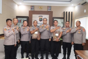 Kapolres Karangasem Serahkan Cendera Mata Kepada Personel Purna Tugas