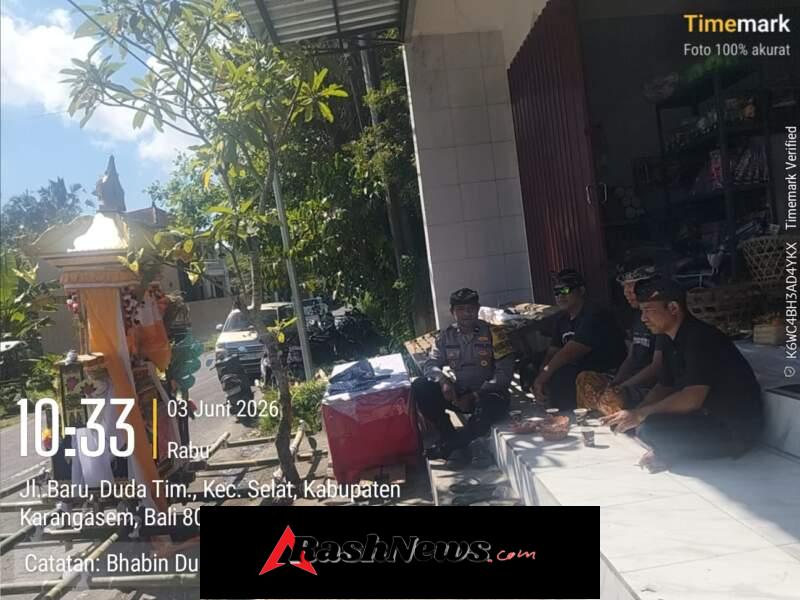 Bhabinkamtibmas Pengamanan Upacara Pitra Yadnya di Br. Dinas Pesangkan Desa Duda timur