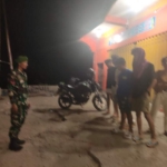 Koramil 1614-01/Dompu Intensifkan Pembinaan Remaja Saat Patroli Ronda Malam di Desa Kareke