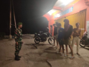 Koramil 1614-01/Dompu Intensifkan Pembinaan Remaja Saat Patroli Ronda Malam di Desa Kareke
