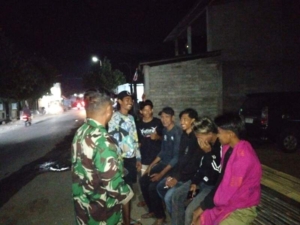 Babinsa Koramil Hu’u Intensifkan Ronda Malam, Ajak Warga Tangkal Informasi Provokatif