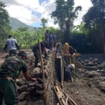 Anggota Kodim 1623/Karangasem Gotong Royong Kerjakan Balok Gantung Jembatan Garuda