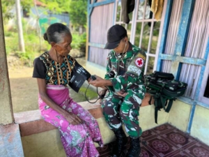 Satgas Pamtas Yonarhanud 2 Kostrad Beri Layanan Kesehatan Keliling Ke Rumah Warga