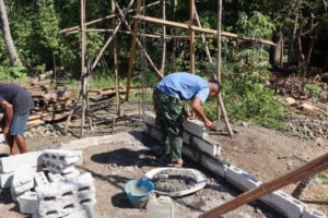 Karya Bakti TNI AD Percepat Pembangunan Ruang Pastori Gereja Imanuel