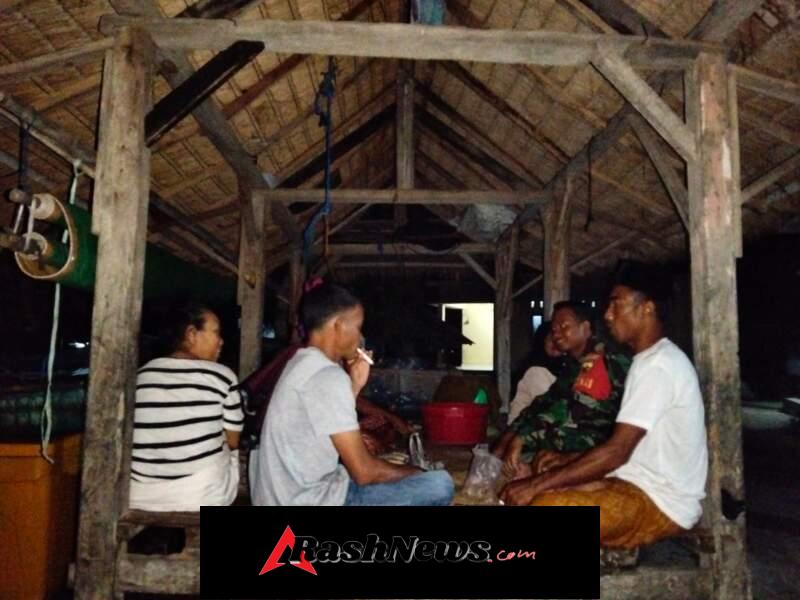 Melalui Patroli dan Komsos, Babinsa Ekas Buana Tingkatkan Kedekatan dengan Warga