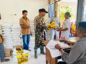 Babinsa Hadir Pastikan Bantuan Pangan Berjalan Aman Lancar