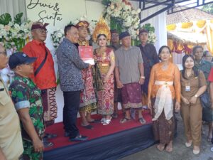 Penyerahan Dokumen Dukcapil Program Semara Ratih Berlangsung di Desa Jegu, Babinsa Hadir Dampingi