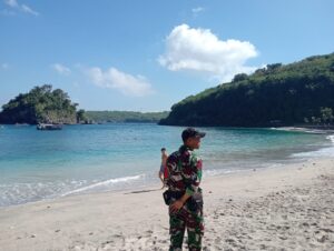 Dukung Peningkatan Destinasi Wisata, Danramil Nusa Penida Utus Babinsa Pantau Keamanan Pantai Crystal Bay