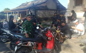 Menjaga Tradisi dan Keharmonisan Babinsa Batuan Kawal Rangkaian Upacara Melasti Krama Desa Adat