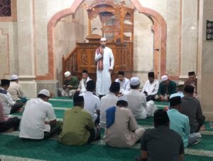 Babinsa Gianyar Bersama Bhabinkamtibmas Pastikan Tausiah 1 Muharam Berlangsung Aman dan Lancar