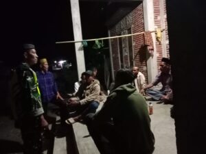 Patroli Malam Humanis, Koramil 1607-07/Lunyuk Ajak Warga Bijak Menyikapi Informasi