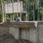 Dandim 1623/Karangasem Tinjau Progres Pembangunan Jembatan Garuda di Desa Manggis
