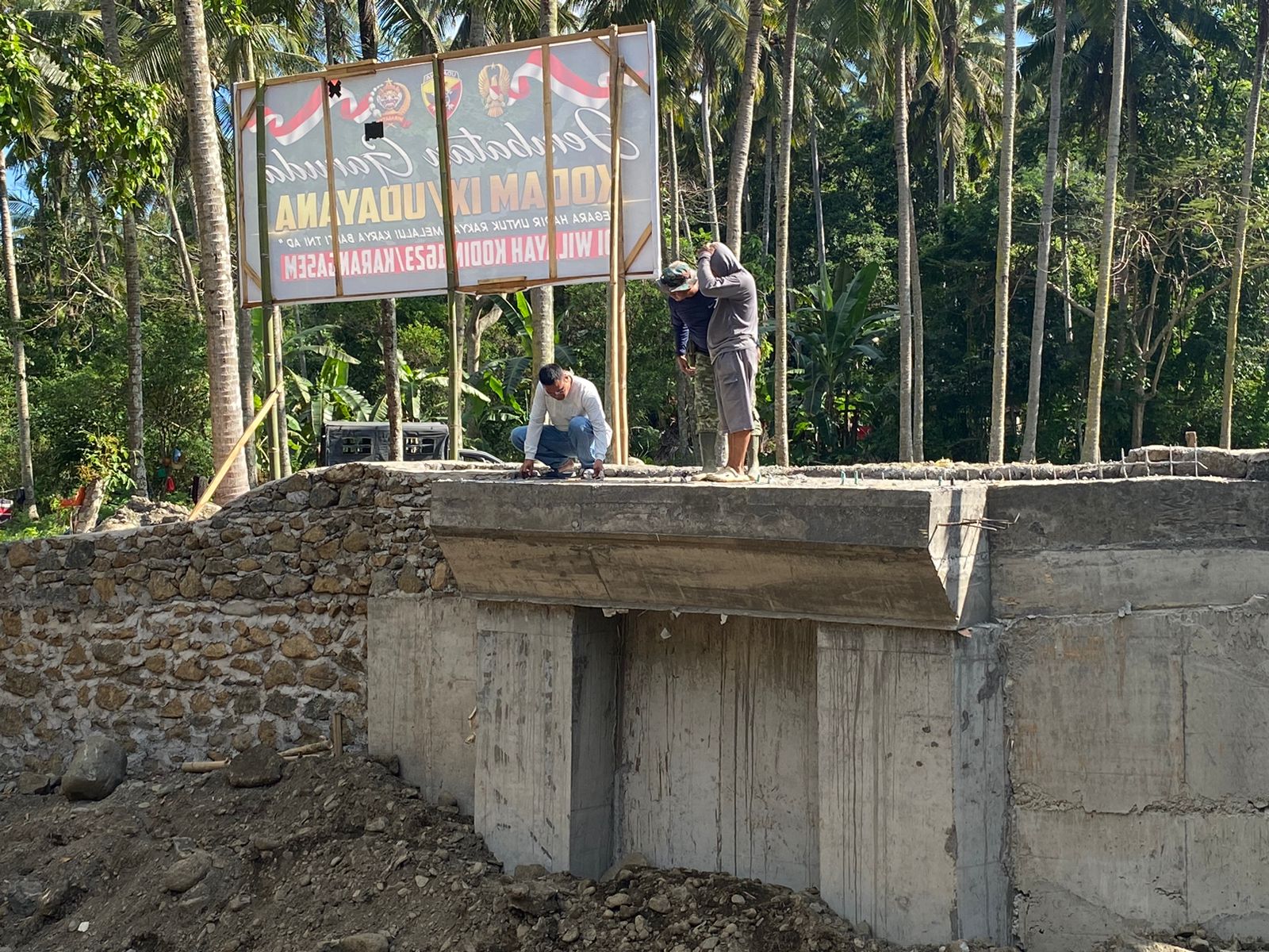 Dandim 1623/Karangasem Tinjau Progres Pembangunan Jembatan Garuda di Desa Manggis