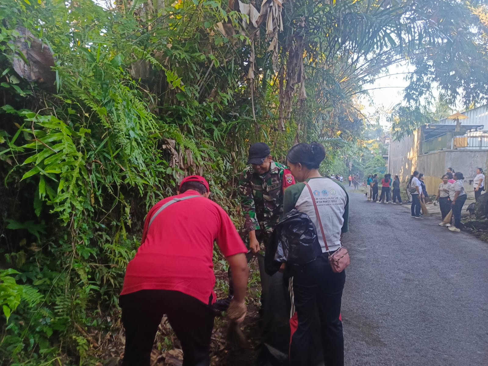 Semangat Gotong Royong dan Jaga Kelestarian Lingkungan Bergelora, Babinsa Paksebali Bersama Pemdes Gelar Aksi Bersih Desa Maknai Bulan Bung Karno VIII