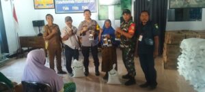 Perkuat Ketahanan Pangan Masyarakat, Babinsa Koramil Utan Kawal Penyaluran Bantuan