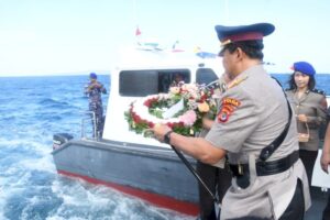 Peringati Hari Bhayangkara ke-80, Kapolda NTT Pimpin Upacara Tabur Bunga di Perairan Bolok Kupang
