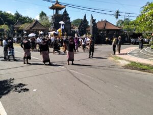 Menyatu Bersama Masyarakat, Dua Babinsa Koramil Dawan Pastikan Upacara Ngaben Aman dan Lancar