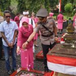 Polres Gianyar Gelar Upacara Ziarah Rombongan Peringati Hari Bhayangkara ke-80