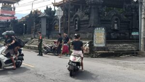 Sinergi TNI dan Polri dan Pecalang, Babinsa Desa Bondalem Turut Amankan Prosesi Ngaben di Desa binaan
