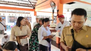 BABINSA KORAMIL 1609-09/SAWAN PASTIKAN KEGIATAN BAKTI SOSIAL BULAN BAKTI BUNG KARNO BERJALAN AMAN DAN LANCAR DI DESA KEROBOKAN