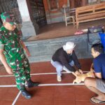 Babinsa Celuk Hadir Dukung Vaksinasi Rabies Wujudkan Pencegahan Penyakit Menular Sejak Dini