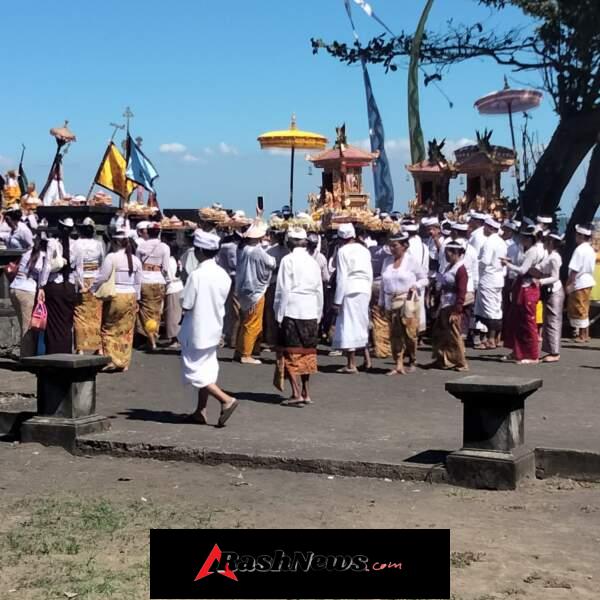 Pelihara toleransi, Babinsa 1623-01/Karangasem bersinergi dengan Bhabinkamtibmas amankan Puja Bakti Tri Suci Waisak 2570 BE tahun 2026