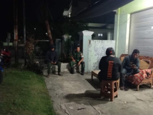 Patroli Wilayah dan Komsos Malam Hari, Upaya Koramil 1628-02/Sekongkang Ciptakan Situasi Aman dan Kondusif