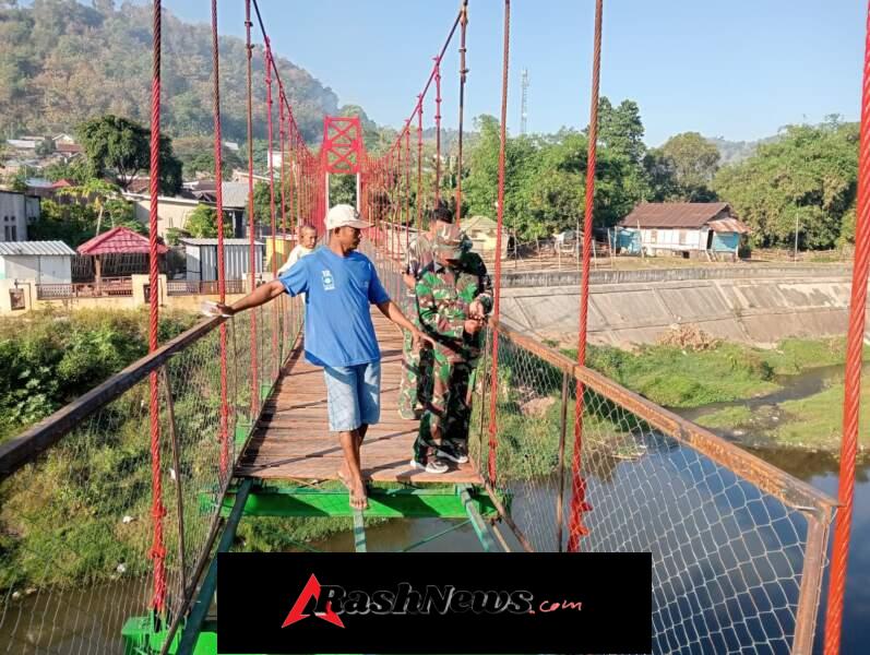 Danpos Raba Bersama Warga Lanjutkan Pembangunan Jembatan Gantung di Rontu