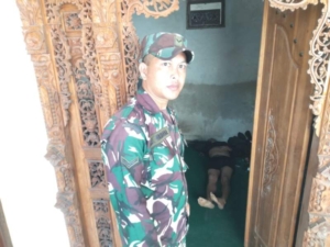 Wujud Kepedulian Aparat Kewilayahan, Babinsa Dampingi Penanganan Kasus Warga Meninggal di Kos