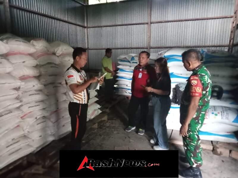 Pastikan pupuk bersubsidi tepat sasaran, Anggota Kodim 1623/Karangasem bersama tim KP3 laksanakan pemantauan.