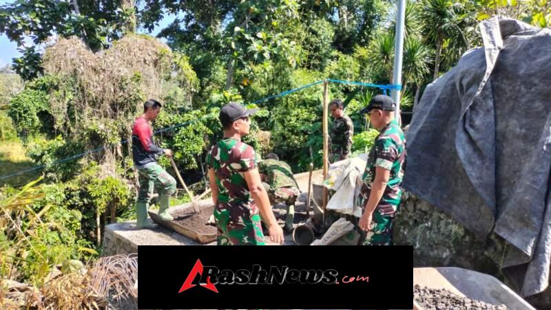Turun Langsung, Dandim Klungkung Berjibaku Bersama Prajurit Cor Balok Ikat di Jembatan Garuda Manduang