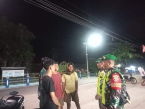 Babinsa Bersama Warga Gelar Patroli Malam Antisipasi Gangguan Kamtibmas