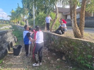 Bersih Sampah Bulan Bung Karno, Babinsa Tanglad Tegaskan Bangkitkan Kesadaran Kolektif dan Spirit Gotong Royong