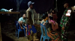 Babinsa Tembalae Ajak Warga Tingkatkan Kewaspadaan Melalui Ronda Malam