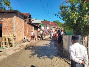 Sertu Syahrir Turun Langsung Bantu Warga Bersihkan Lingkungan di Dusun Karampa Amu
