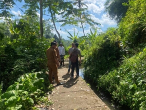 Dampingi PU gelar Survei Jalan di Desa Nyanglan, Serda Kadek Dwi Awan Tegaskan Kontribusi Babinsa Dukung Pembangunan Di Wilayah