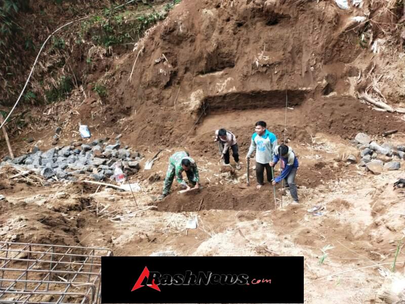 Semangat Kebersamaan, Babinsa dan Warga Bergotong Royong Bangun Pondasi Jembatan Garuda