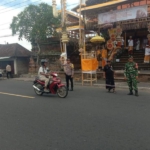 Kuatkan Sinergi Kokohkan Kemanunggalan, Dua Babinsa jajaran Kodim Klungkung Kawal Upacara keagamaan Bersama Bhabinkamtibmas dan Pecalang